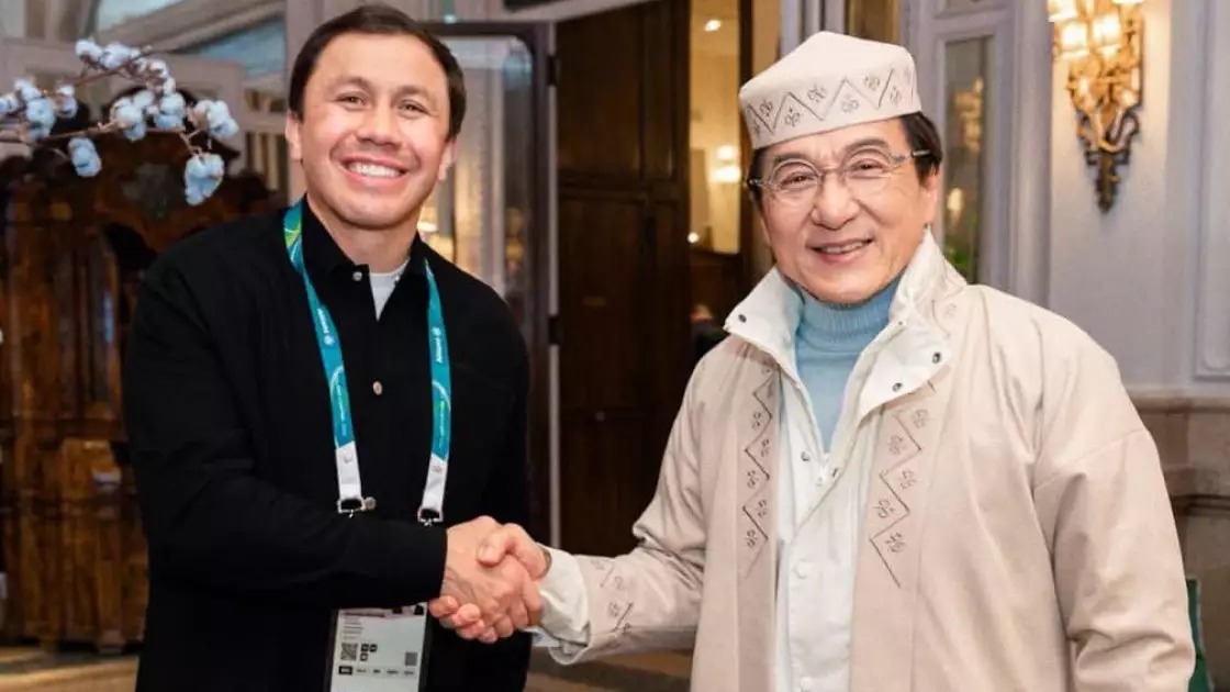 “Біздің дәуірдің аңызы”: Геннадий Головкин Джеки Чанға қазақтың ұлттық шапанын сыйлады