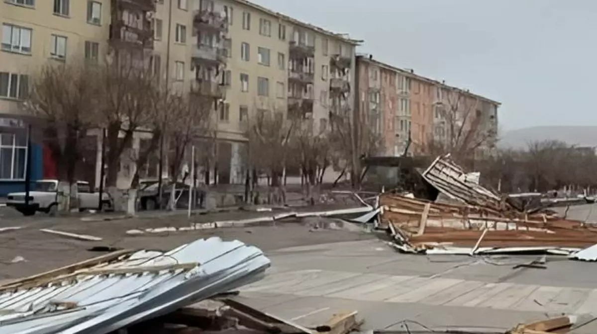 В Жамбылской области ураган повредил 56 домов и оставил десятки сел без света