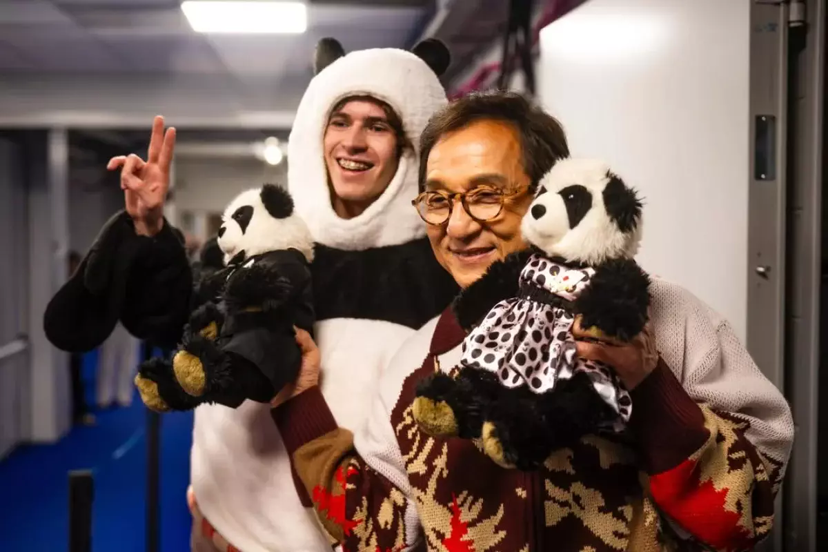 Панда образында өнер көрсеткен Михаил Шайдоровты Джеки Чан құттықтады