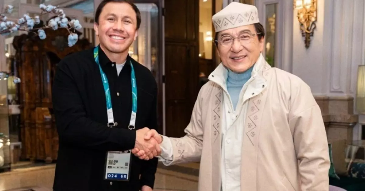   Ұлттық Олимпиада комитетінің төрағасы Геннадий Головкин Джеки Чанға қазақ шапанын сыйлады   