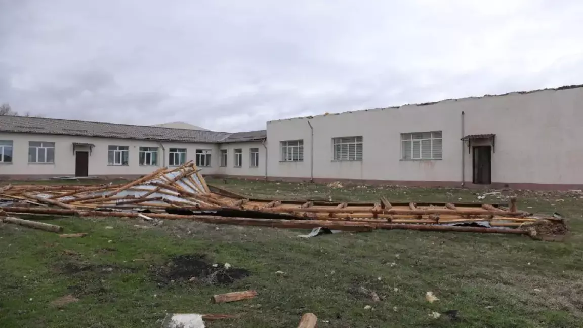 Жамбыл облысында қатты дауылдан бірнеше әлеуметтік нысан қираған