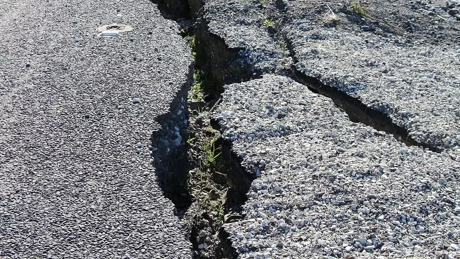 Шымкентте жаңбырдан кейін асфальт опырылып, жер астындағы құбыр жарылды