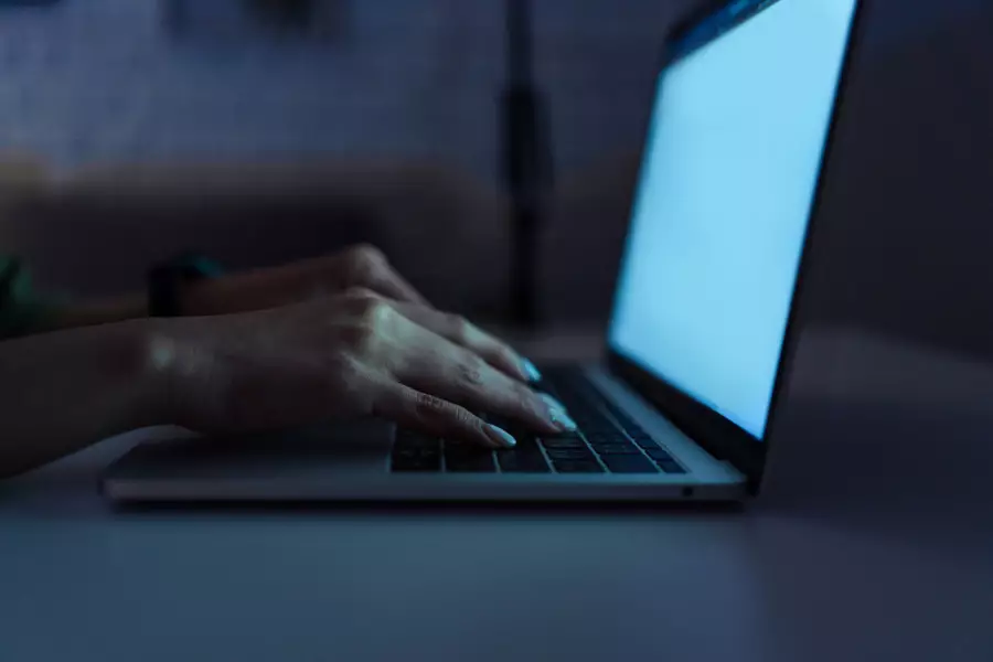 7,6 миллион теңгесінен қағылды: Көкшетауда оқытушы интернет-алаяқтың құрбаны болды