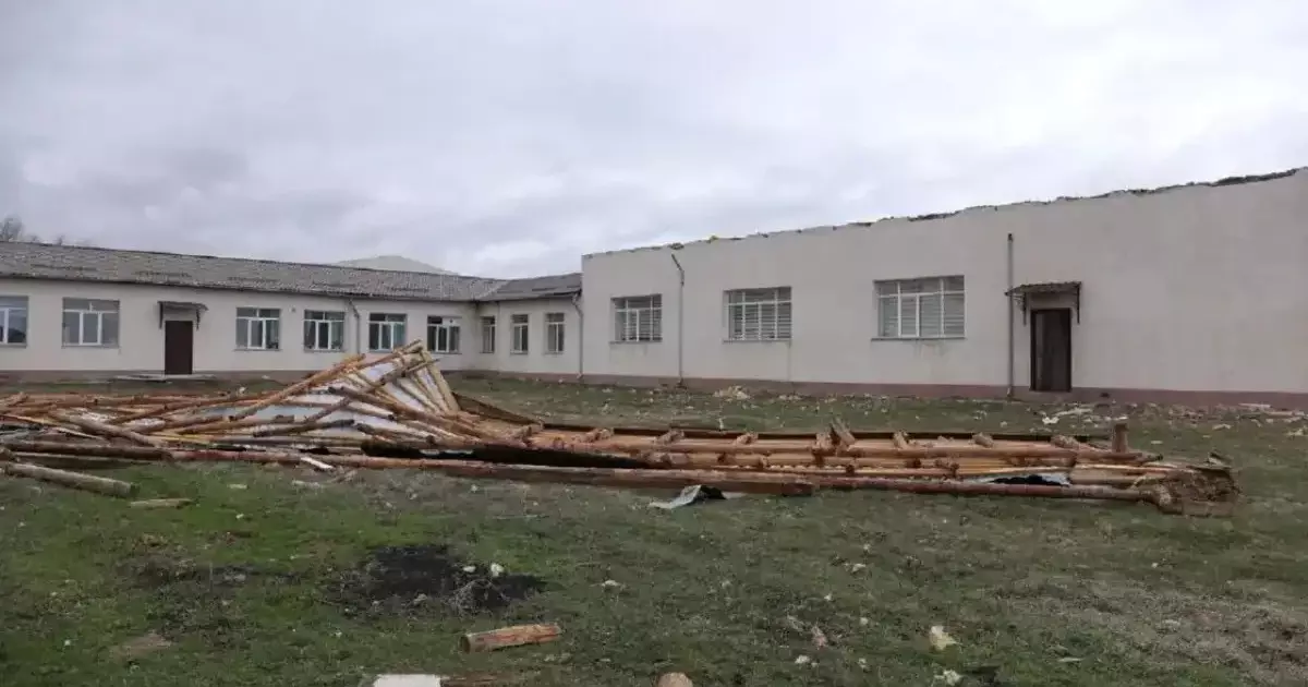   Жамбыл облысында жойқын жел: елді мекендер жарықсыз және газсыз қалды   