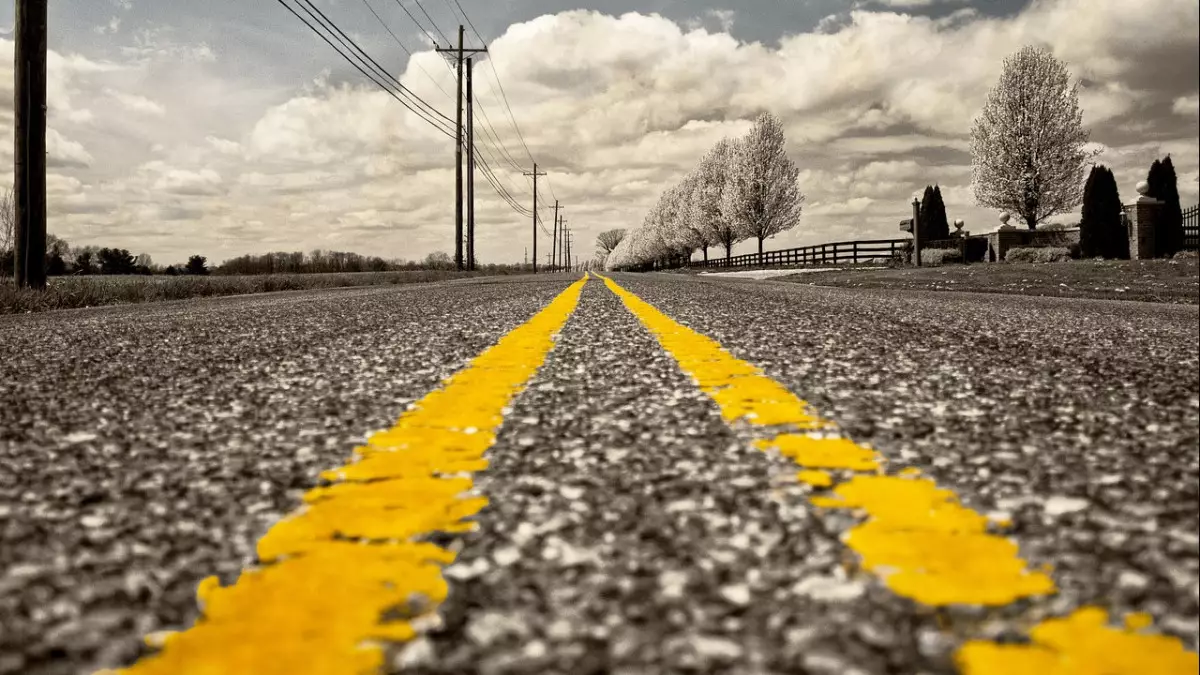 После дождей на новой дороге в Шымкенте произошла просадка асфальта