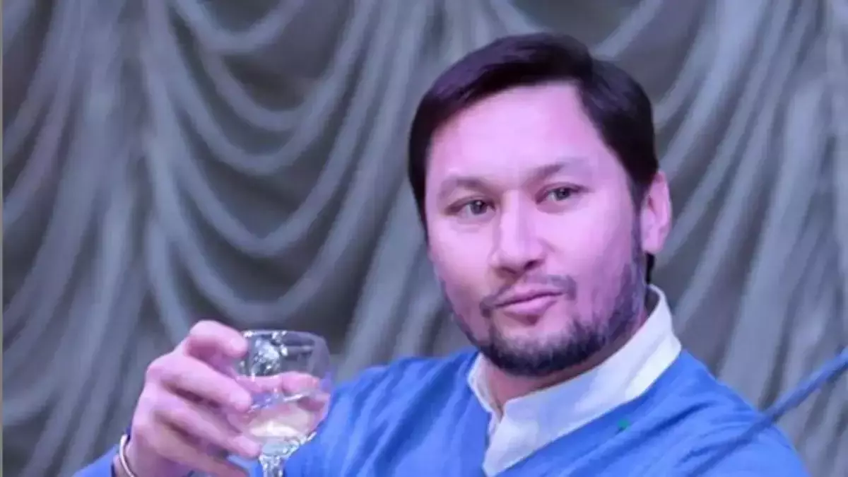 «Бір сөзді 10 қайталап, әрең айтқанмын»: Азамат Сатыбалды Оразада қиналғанын есіне алды