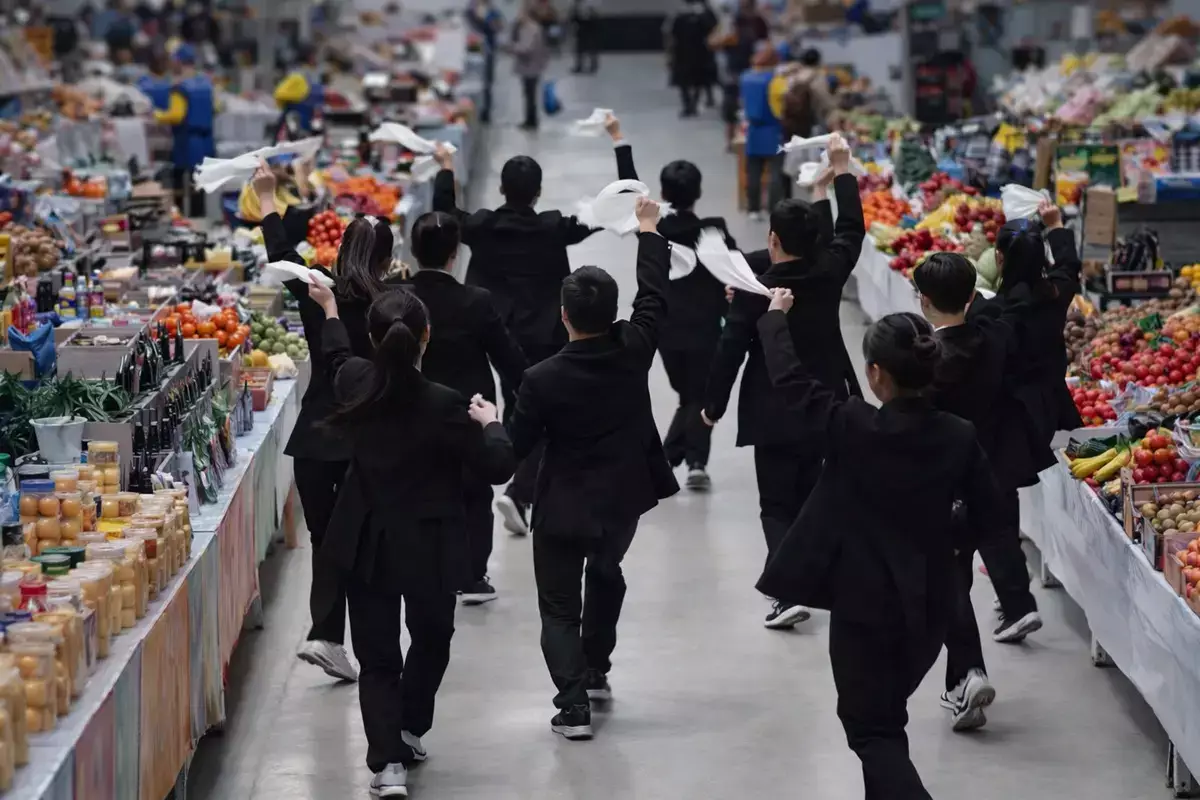 Молодёжь Актау повторила танцевальный тренд Мота прямо на рынке города - новости на Lada.kz 22.02.2026