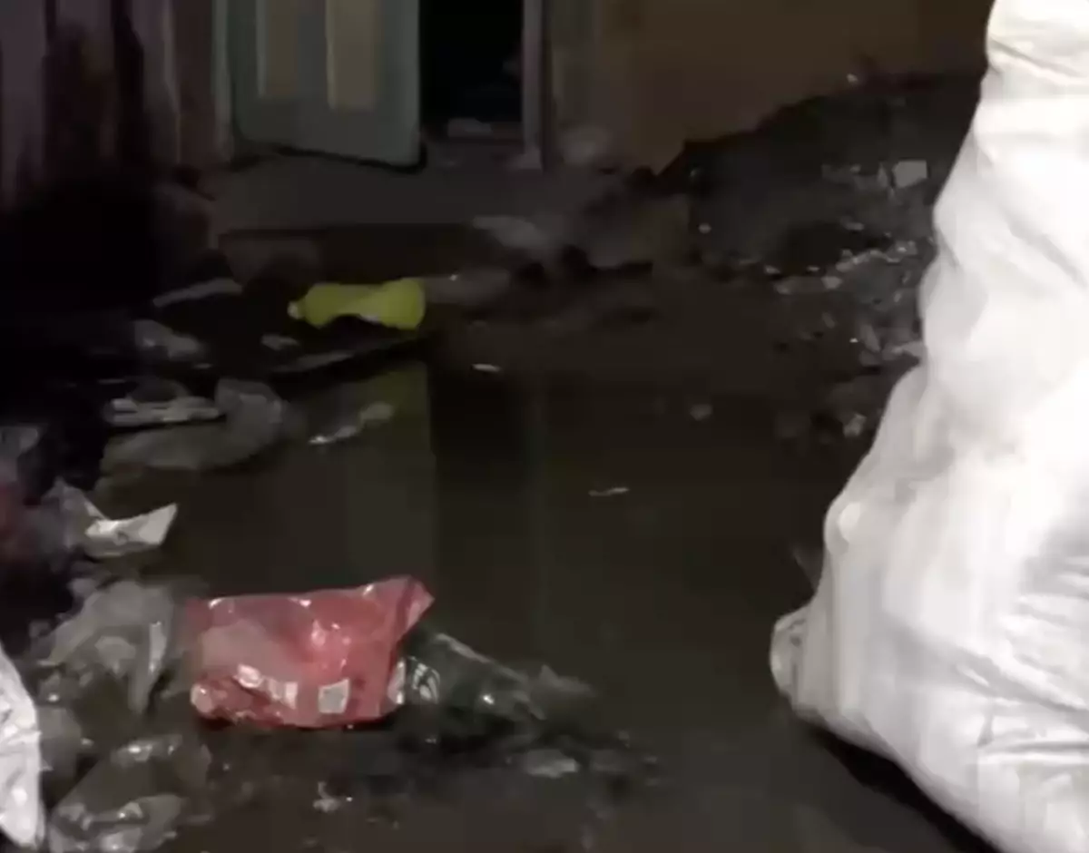 Семейде жертөлені кәріз суы басты: әкімдік неге үнсіз?