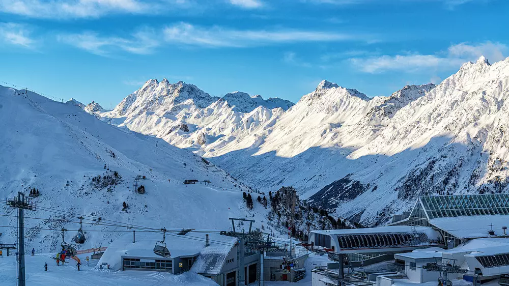 Снежная лавина накрыла туриста под канатной дорогой на Шымбулаке