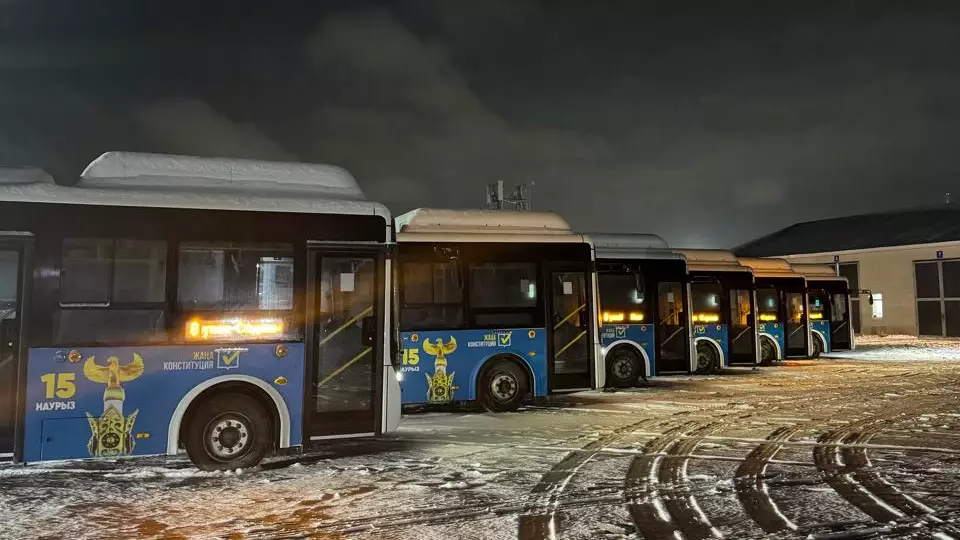 Автобусы по всему Казахстану стали площадкой информирования о проекте новой Конституции 