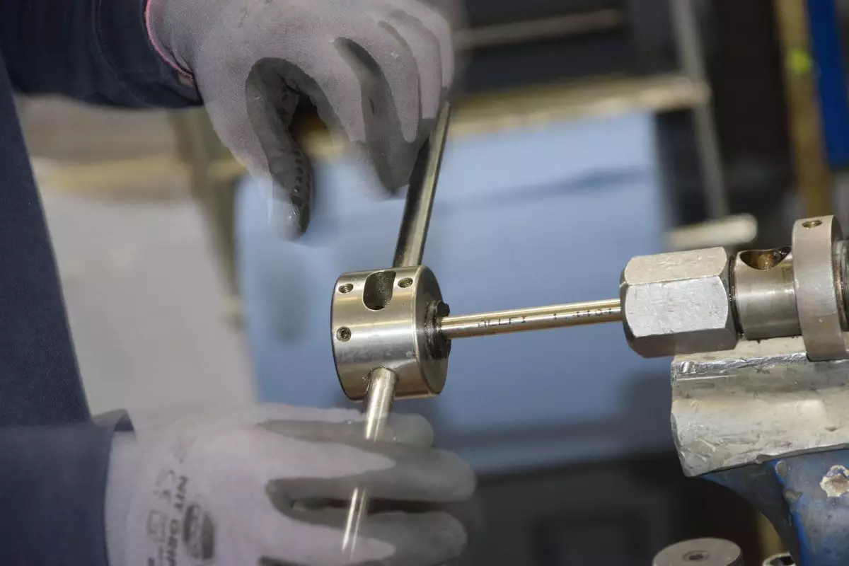 Солтүстік Қазақстан облысындағы құс фабрикасында жұмысшының қолы аппаратқа қысылып, ауыр жарақат алды