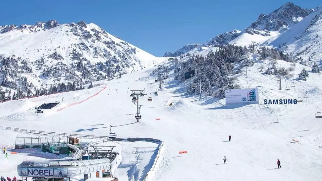 На Шымбулаке лавина накрыла туриста во время катания вне трасс