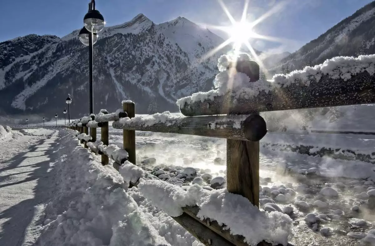 Алматы тауында ер адам қар көшкінінің астында қалды
