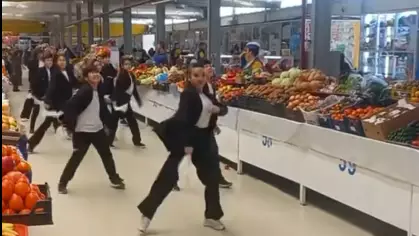 Деловые костюмы и рынок: молодежь Актау станцевала тренд Мота между прилавками