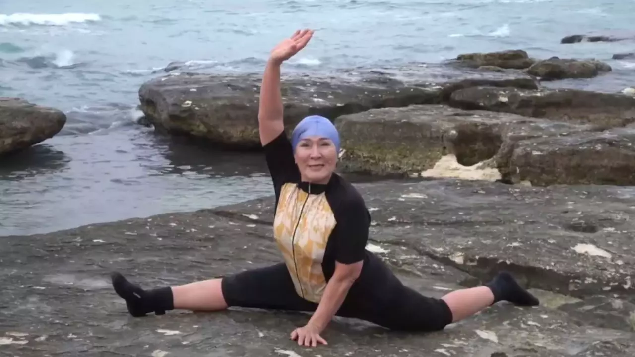 Каспий жағасында әжелер суға шомылып жүр