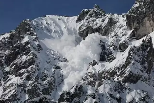 Алматы тауында ер адам қар көшкінінің астында қалды