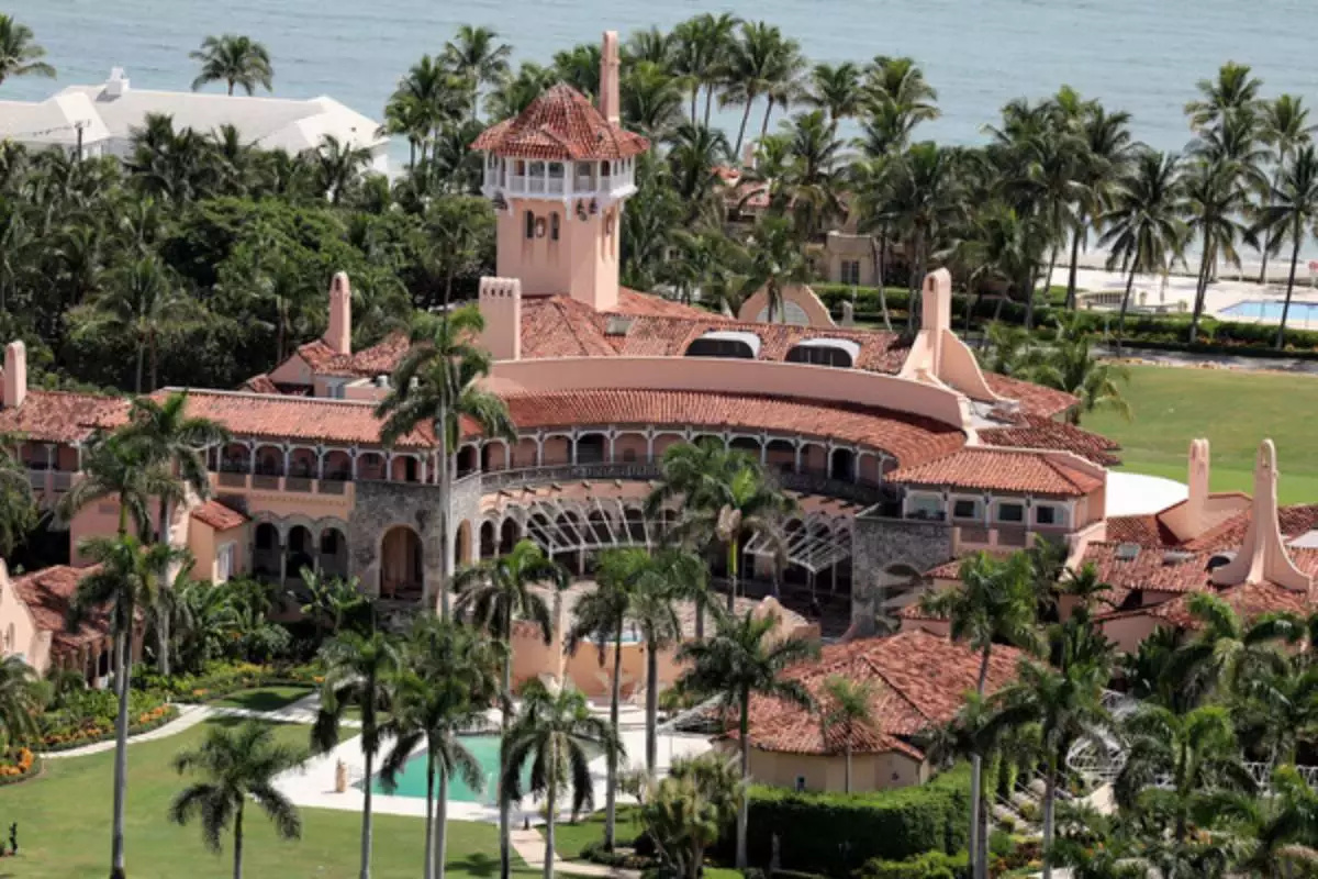 Қару пен канистрі бар ер адам Трамптың резиденциясының аумағына заңсыз кірген