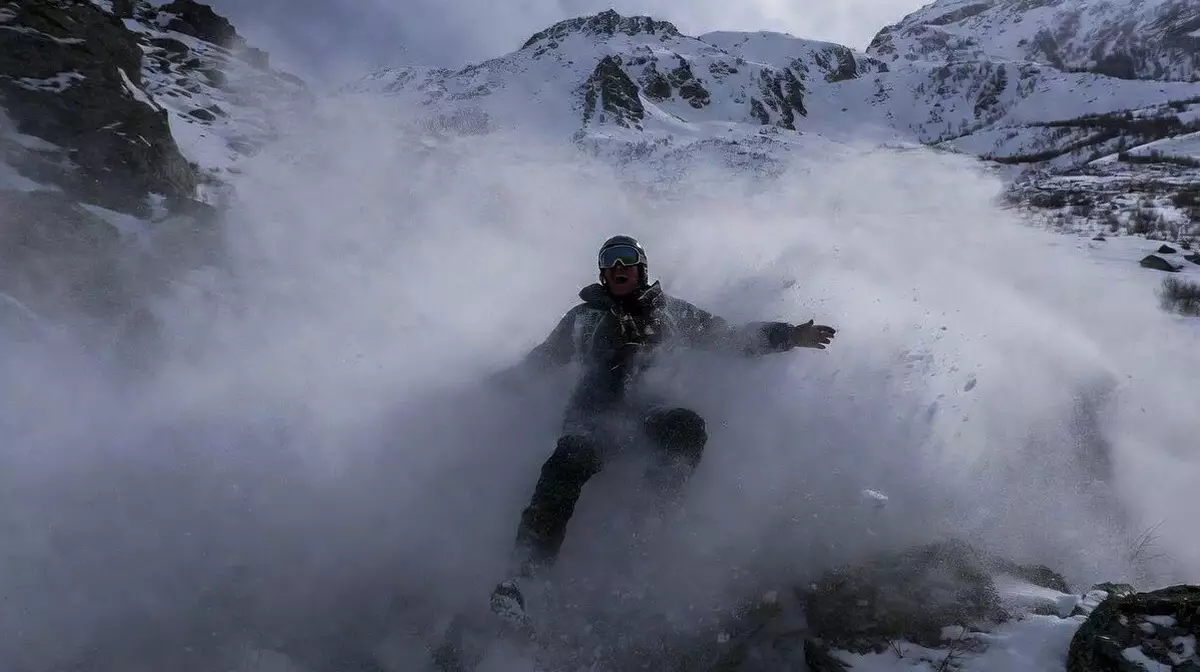 В горах Алматы турист попал под лавину