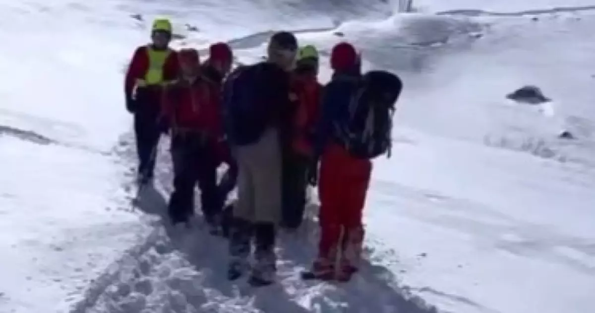 Біреуі көз жұмды: Алматыда туристер қар көшкініннің астында қалған