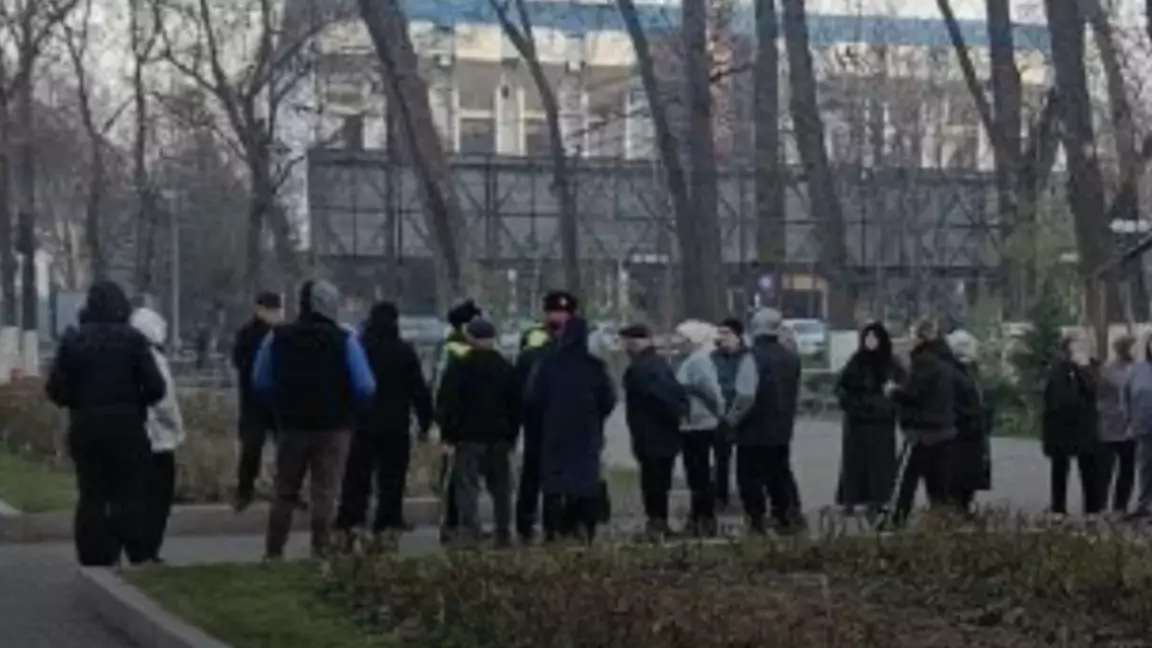 Шымкентте полицейлер қарияларға паркте жаттығумен айналысуға рұқсат бермей қойған