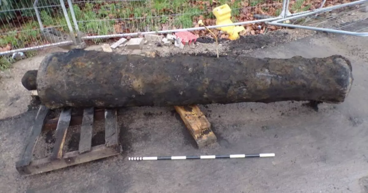  `Жарылғыш деп ойладық`: кәріз қазушылар жер астынан 400 жылдық зеңбірек тауып алды 