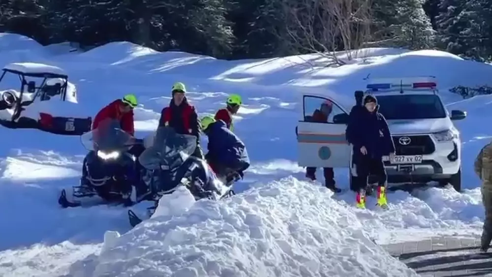 Снежная лавина в горах Алматы унесла жизнь туриста