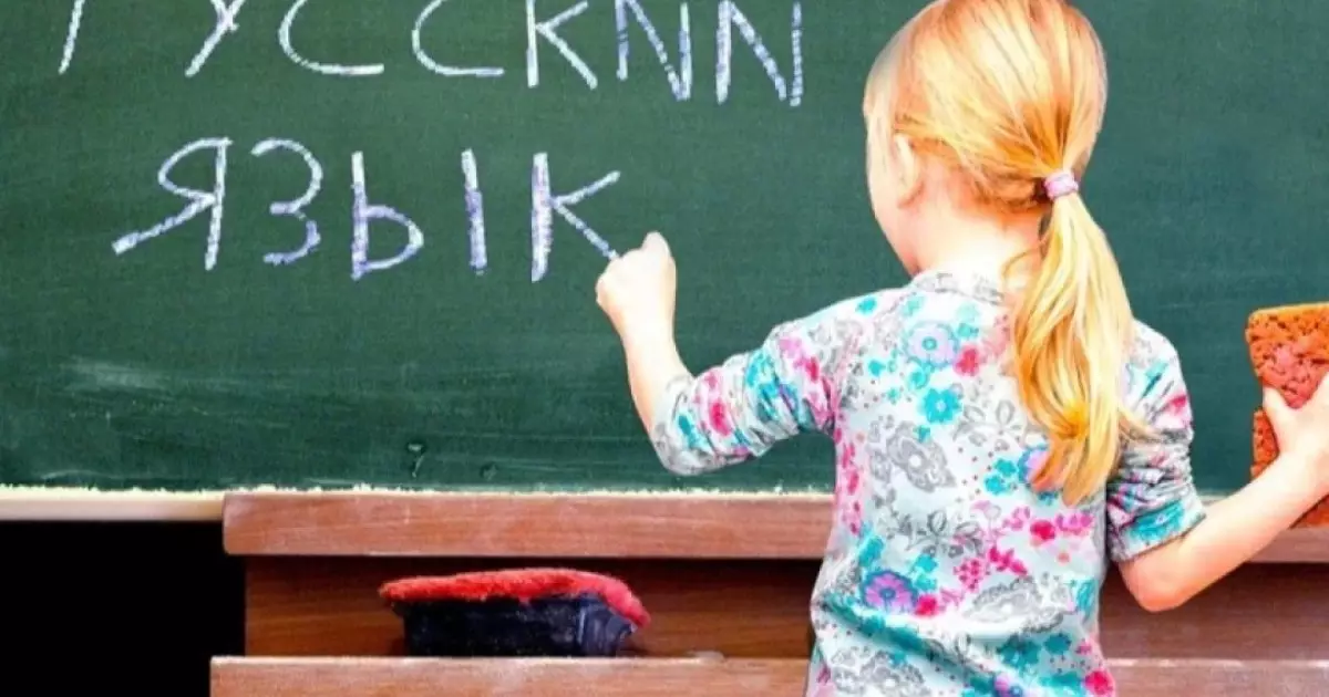  Орыс тілі қазақ тілімен неге «қатар» қолданылады деп өзгертілген: депутат түсініктеме берді 