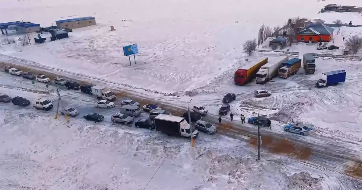 Ограничения на трассах Актобе – Атырау и Жайсан: подробности от ҚазАвтоЖола