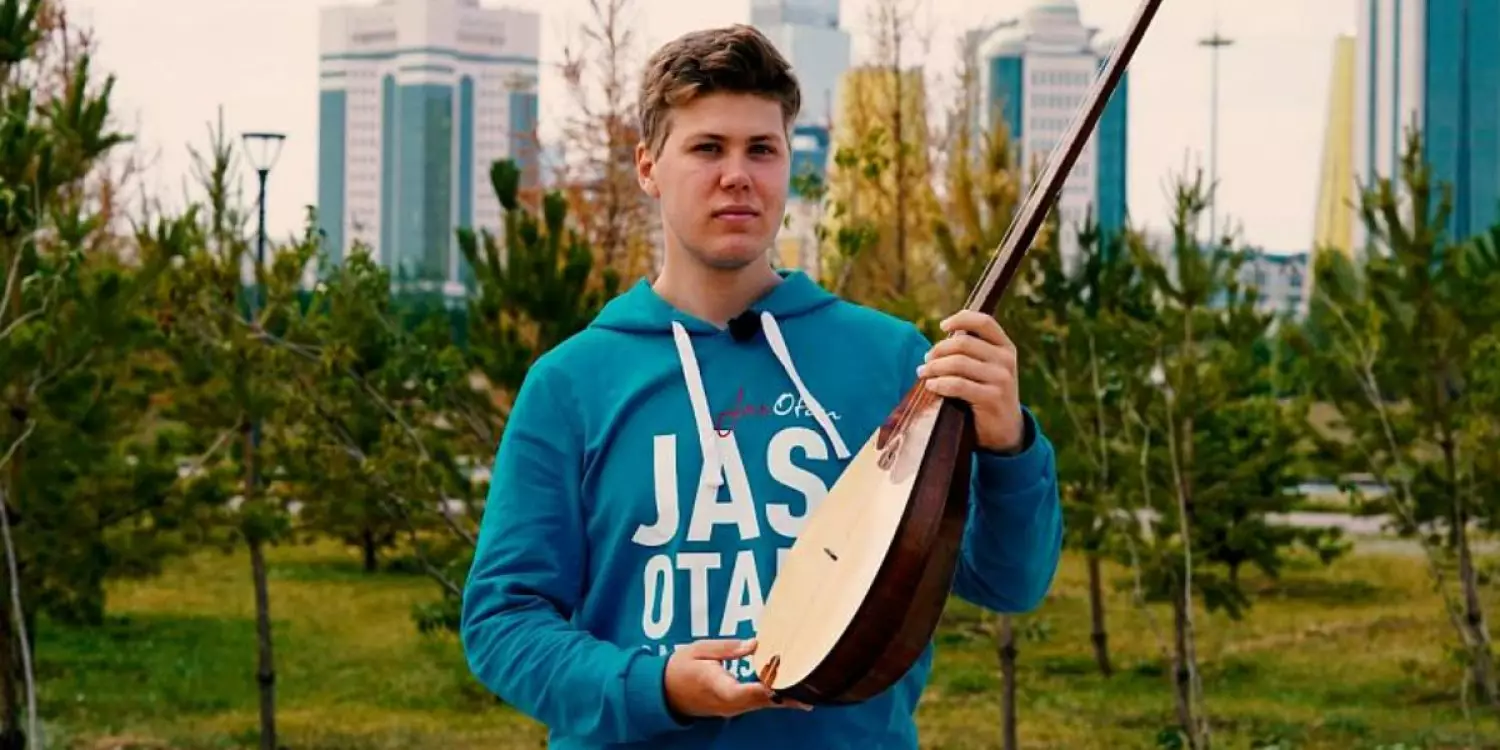 «Менен Назарбаевты әкем деп атауды өтінді»: блогер экс-президентің сыйы туралы айтып берді