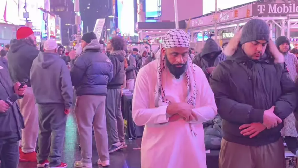 Таймс-сквер алаңында жүздеген мұсылман жамағат болып намаз оқыды