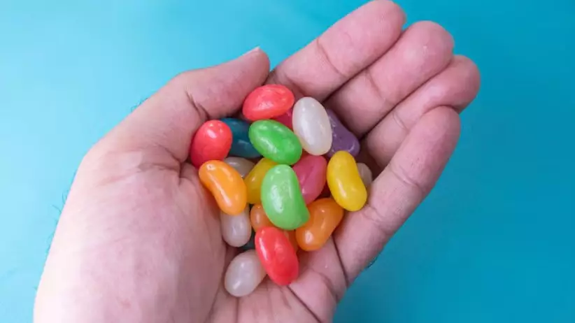 Скандал в супермаркете: за конфеты с насекомыми костанайке выплатили 250 тысяч тенге