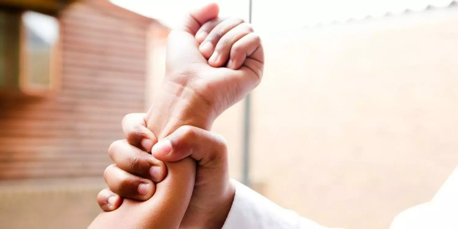 Батыс Қазақстанда шенеунік кәмелетке толмаған қызды зорлады деген күдікке ілінді