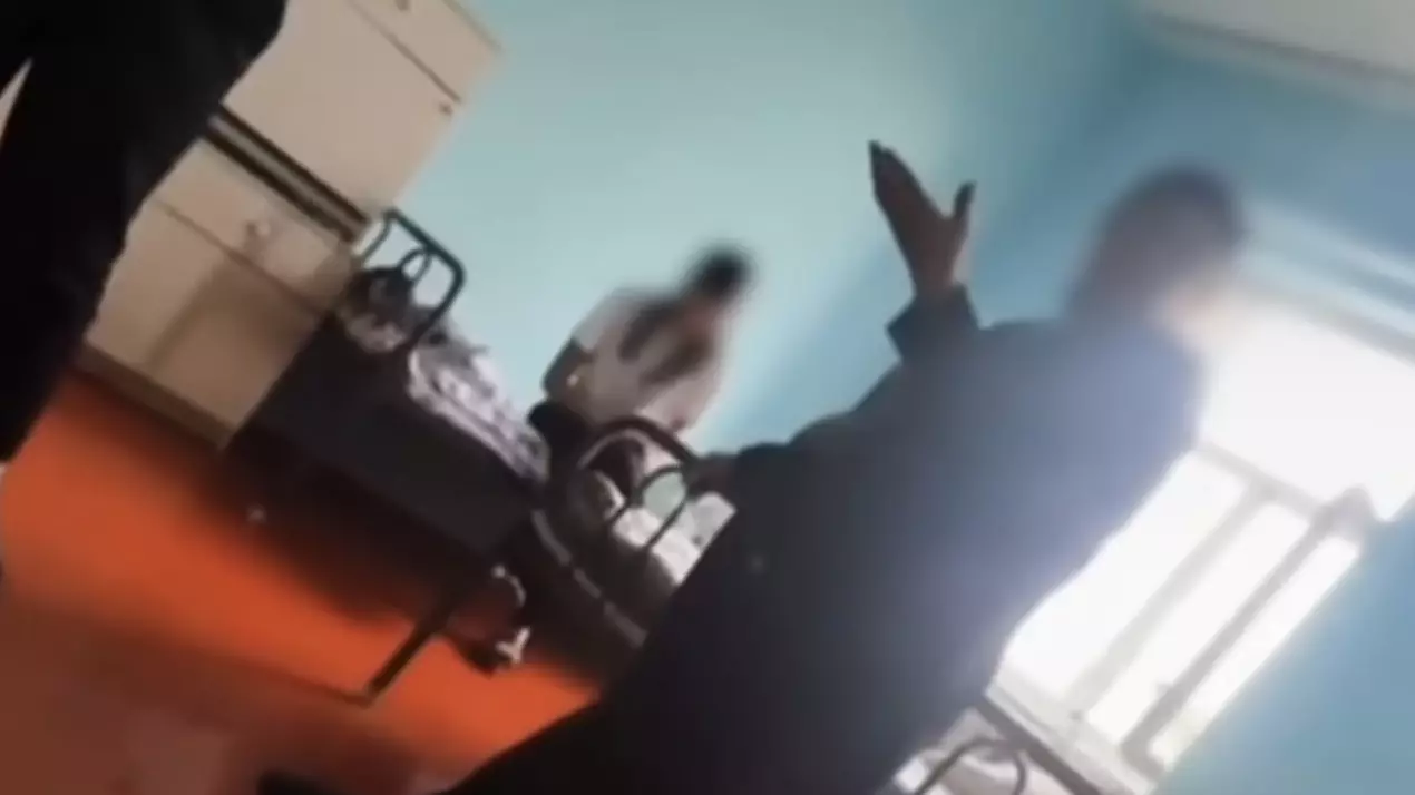 Түркістан облысында студент қыздарды ерлер бөлмесі мен әжетханасын жууға мәжбүрлеген (видео)