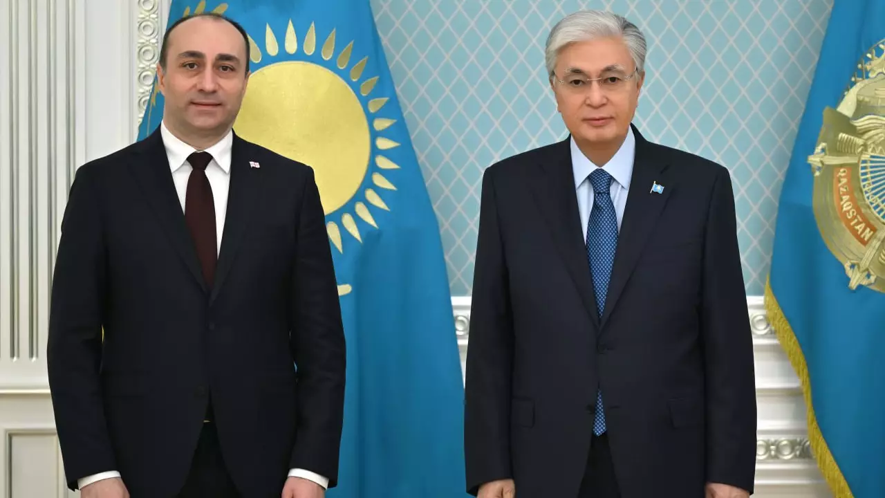 “Өзара ықпалдастықты нығайтуға ниетті”: Президент Грузияның Ішкі істер министрі Гела Геладзені қабылдады