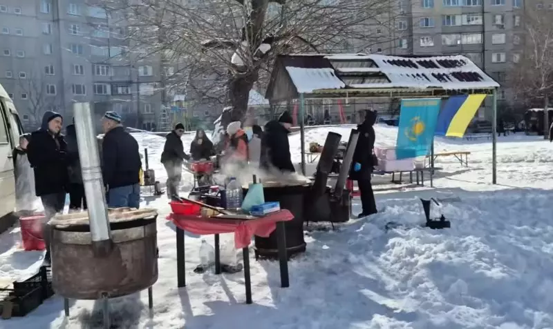 "Дякую, братья-казахи": киевляне благодарят волонтеров за плов и баурсаки
