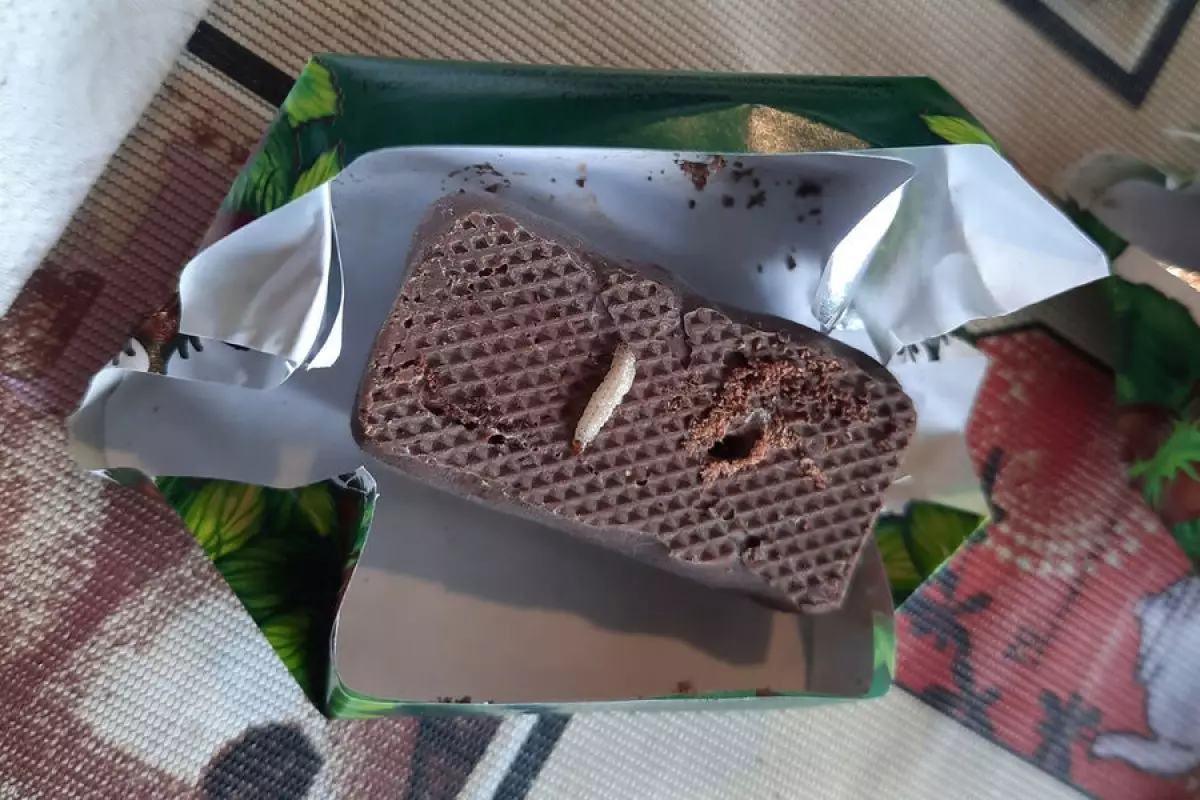 «Денсаулығына зиян тигізген»: Қостанайда дүкеннен сатып алған кәмпиттің ішінен құрт-құмырсқа шыққан