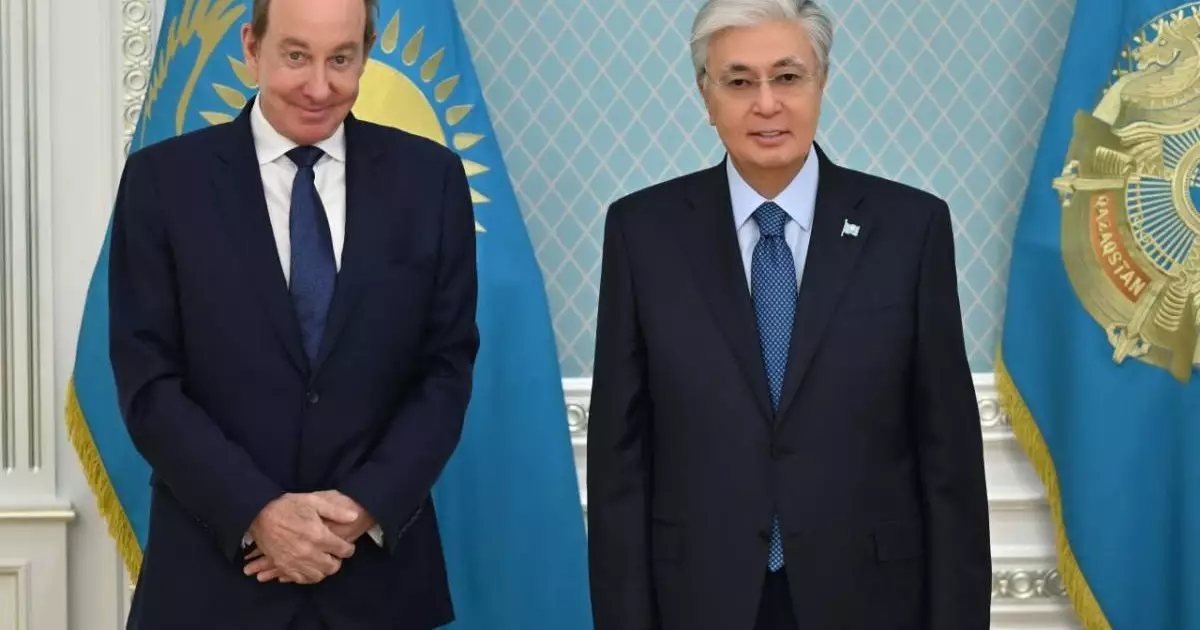  Президент Питер Фостерді қабылдады 