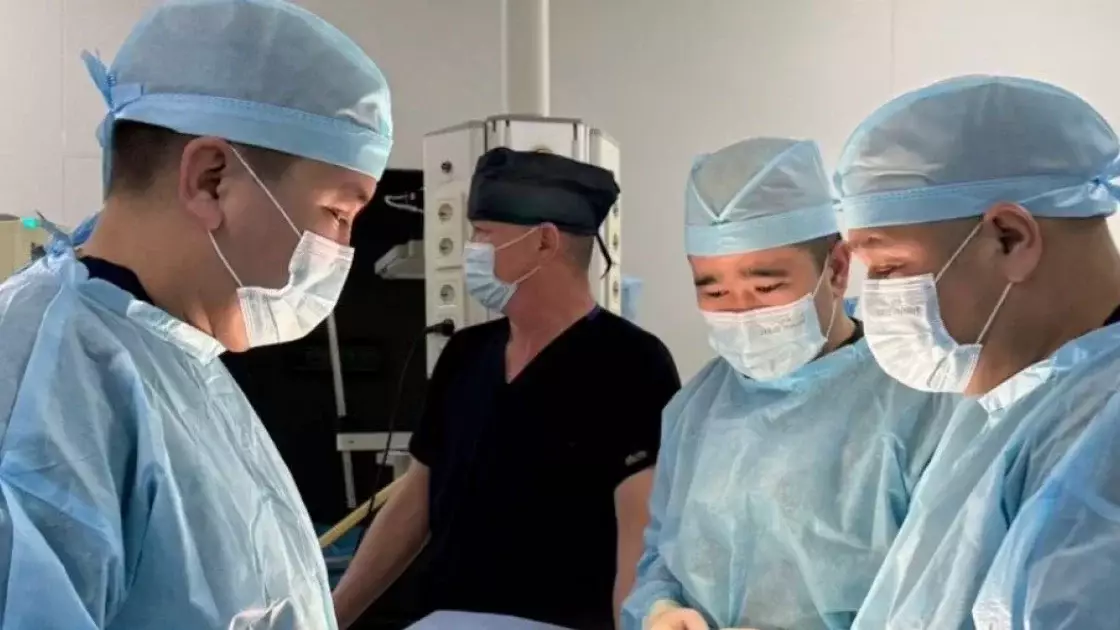 Шымкентте 8 жасар баланың асқазанынан ірі көлемде шаш шықты 