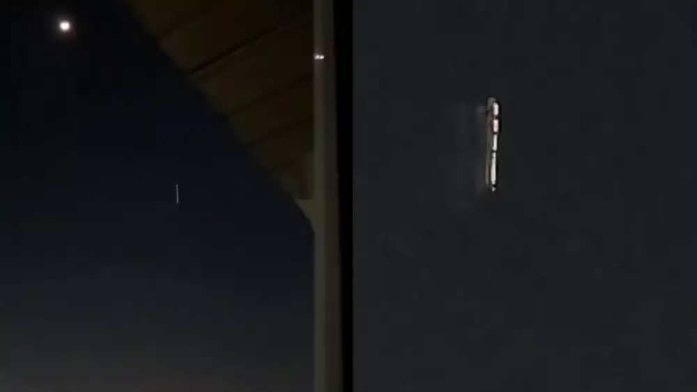 В небе над Алматы заметили странные светящиеся огни