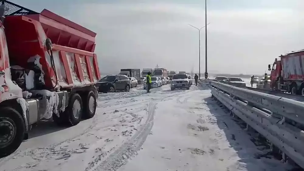 Метель заблокировала трассы в Казахстане: в снежном плену сотни авто