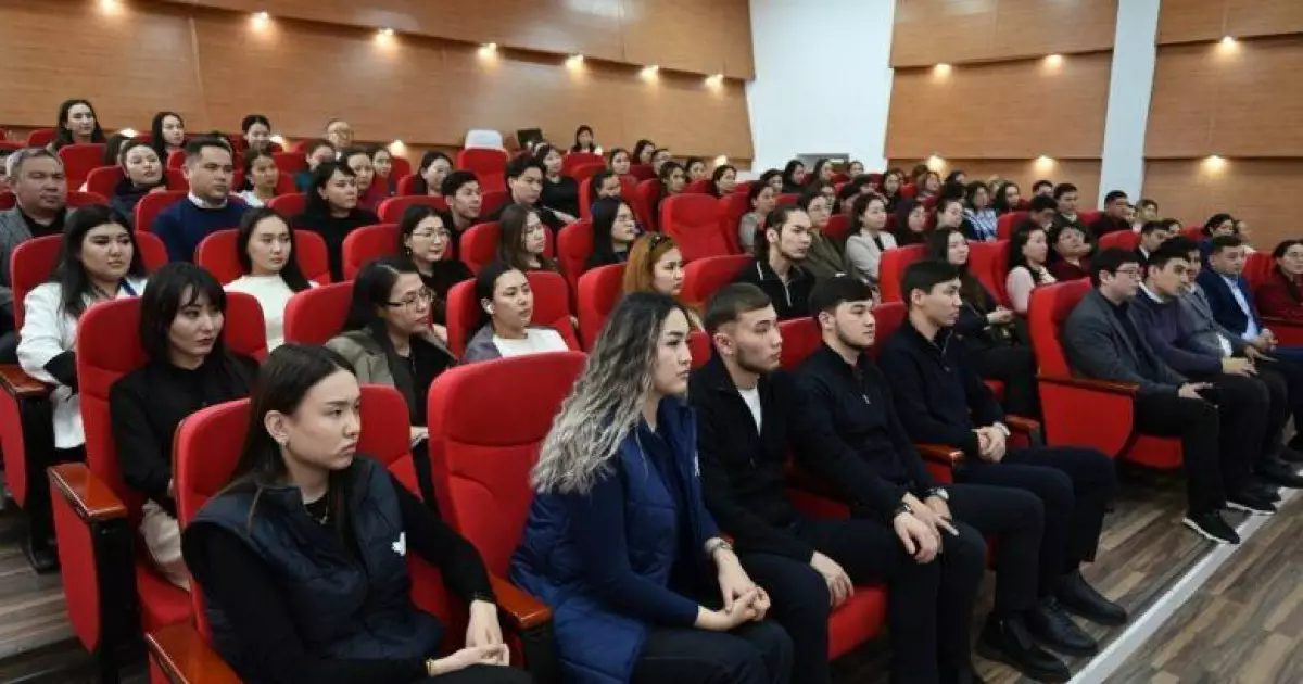   Сарапшылар студенттерге жаңа Конституция жобасын түсіндірді   