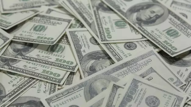 Доллар под давлением: как политика Трампа ослабляет мировую валюту