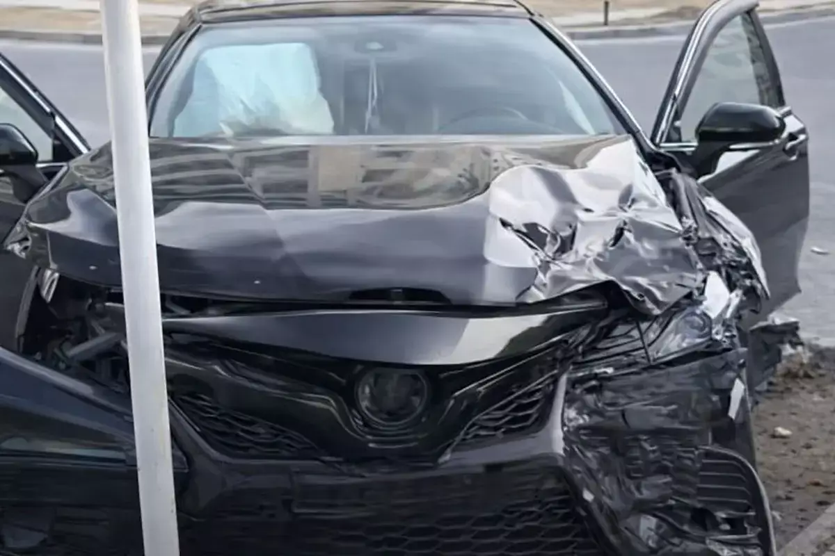 Рикошет в столб: в 19 микрорайоне Актау столкнулись Mitsubishi и Toyota - новости на Lada.kz 23.02.2026