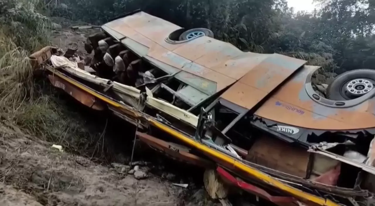 Непалда автобус апатынан 19 адам көз жұмды