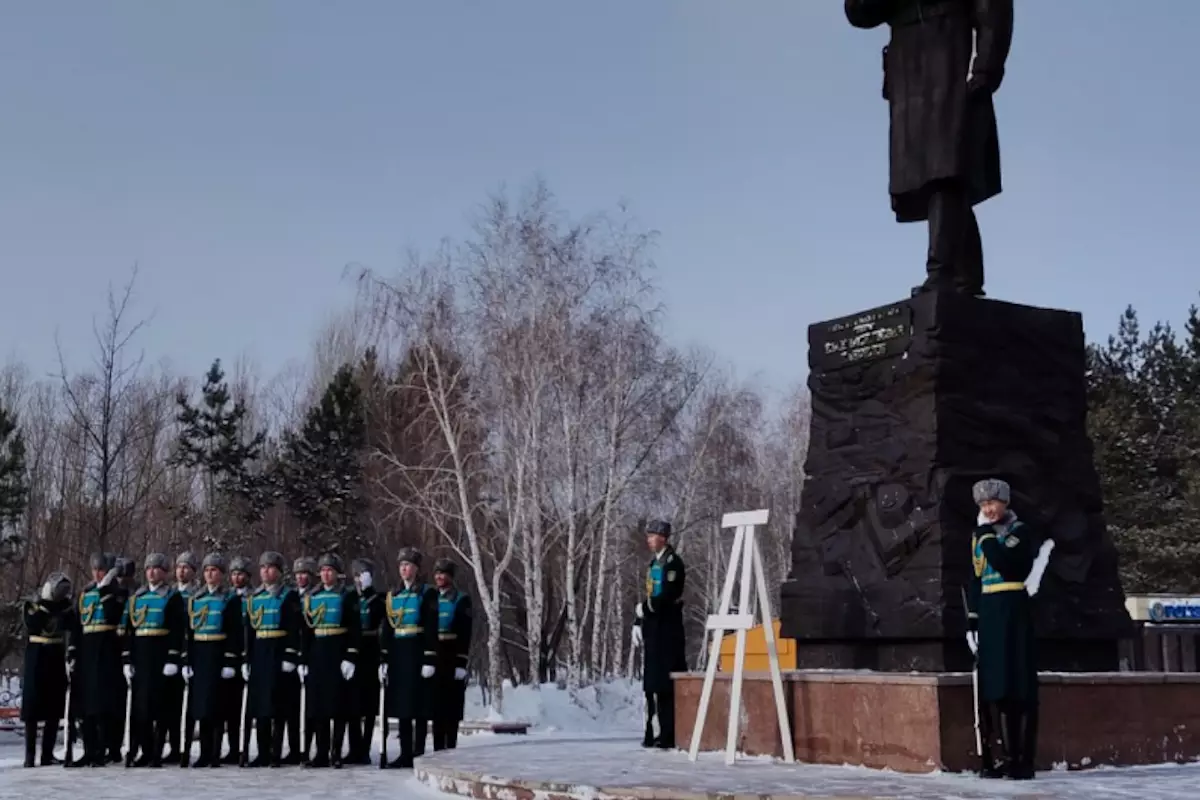 В Астане возложили венки к мемориалу Героев‑Панфиловцев в День защитника Отечества