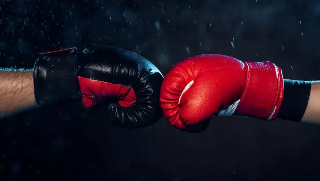 Нокдауном и камбэком обернулся бой Казахстана на малом ЧМ по боксу