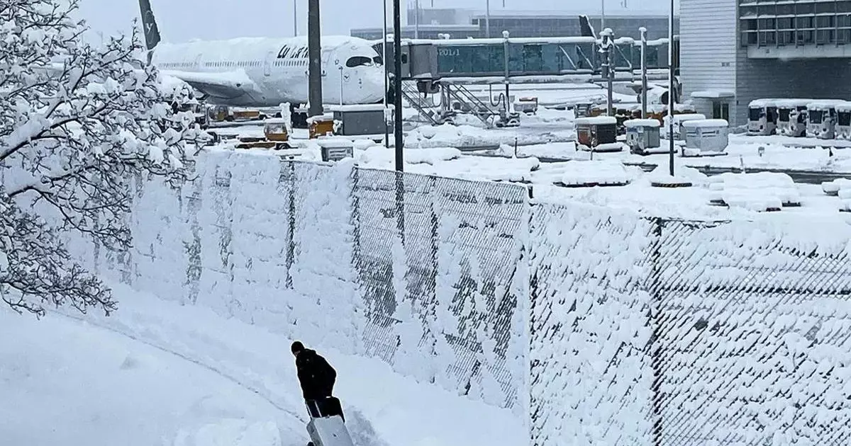  БАҚ: Мюнхенде 500-ге жуық жолаушы ұшақта түнеуге мәжбүр болды 