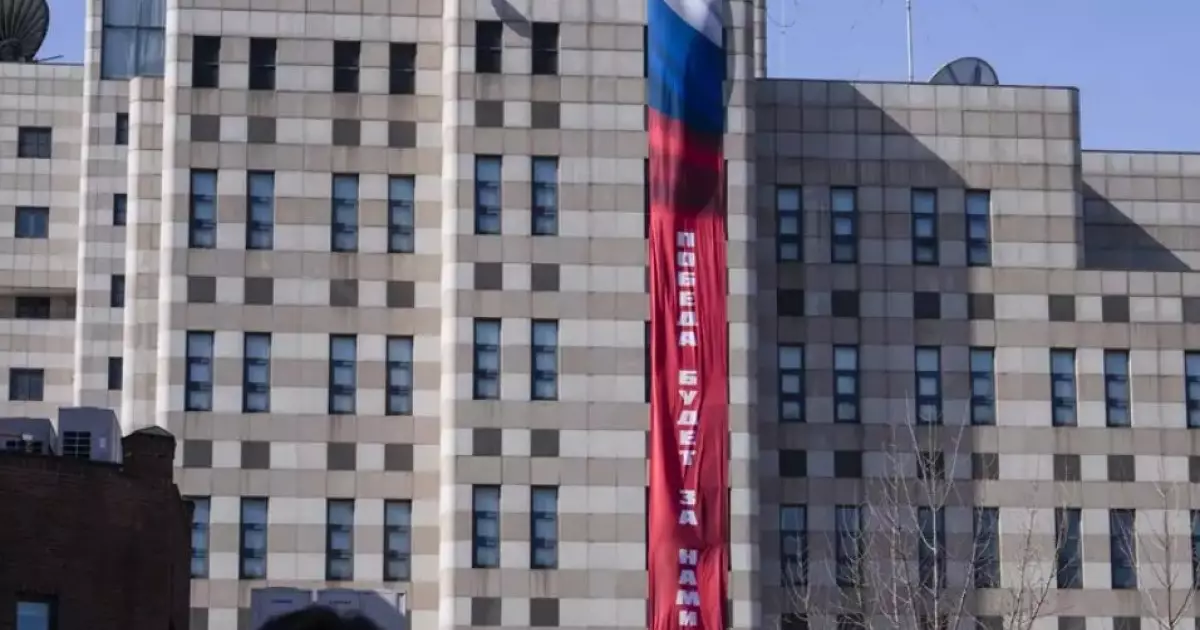  Сеулдегі Ресей елшілігінің ғимаратына «Жеңіс біздікі» деген жазуы бар баннер ілінді 