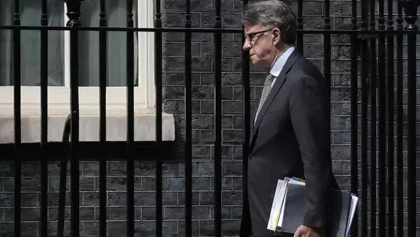 В Великобритании задержали экс-посла в США из-за связей с Эпштейном