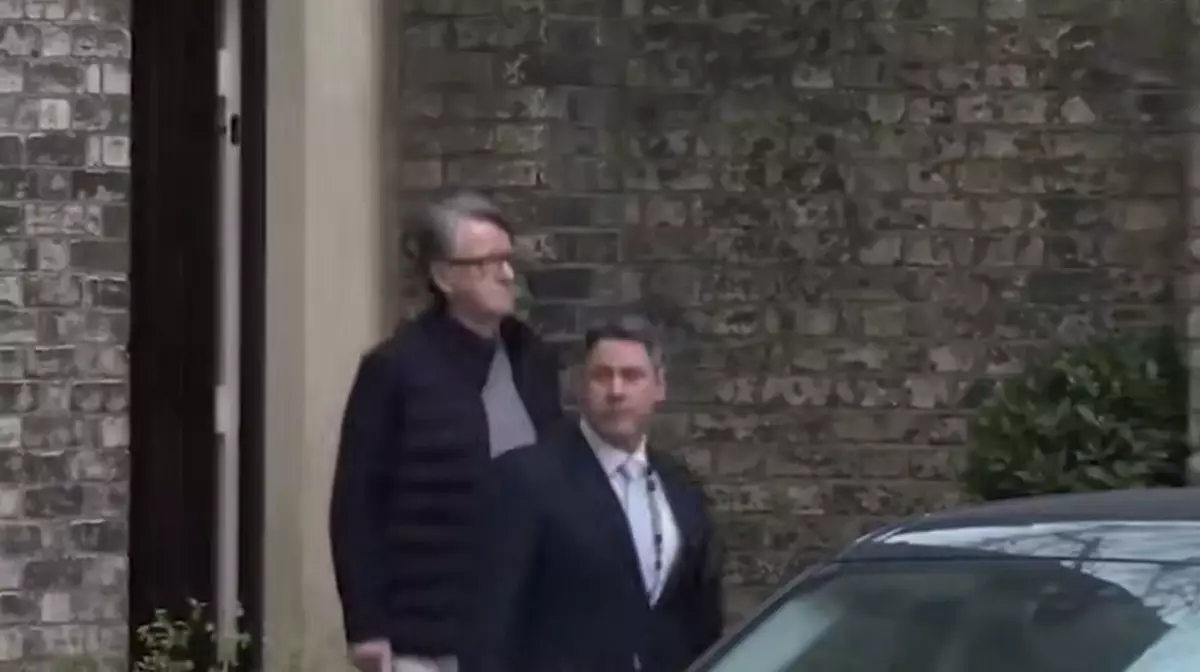 Экс-посол Великобритании в США арестован из-за связей с Эпштейном